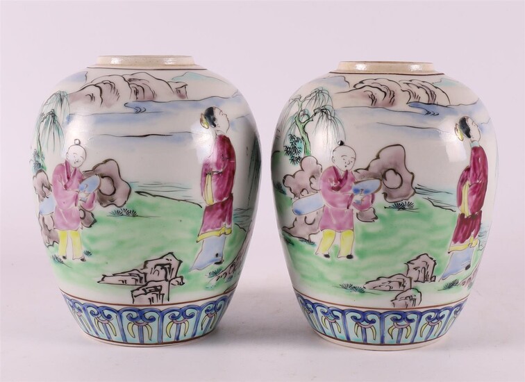 (-), A pair of porcelain ginger jars, China,...