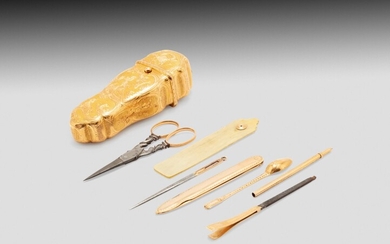 A probably German gold sewing necessaire shaped as a quiver, circa 1900 | Etui en forme de carquois en or, probablement Allemagne, vers 1900