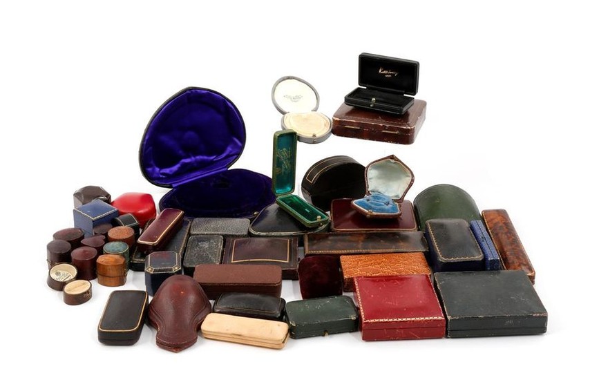A quantity of antique and modern jewellery boxes,...
