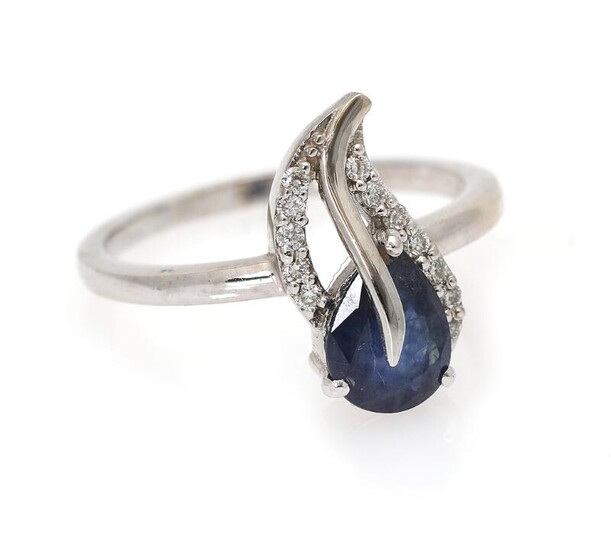 A ring set with a sapphire and numerous diamonds, mounted in 14k white gold. W. app. 15 mm. Size 54. – Bruun Rasmussen Auctioneers of Fine Art