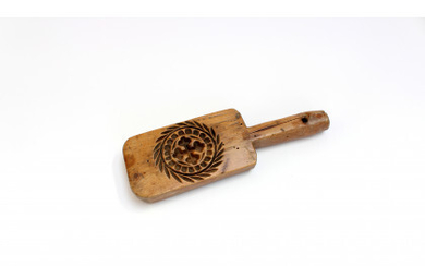 A wooden butter stamp (l cm 24)