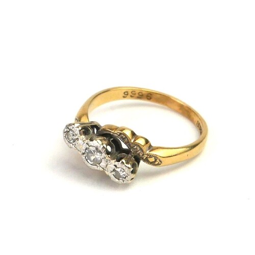 AN EARLY 20TH CENTURY 18CT GOLD AND THREE STONE DIAMOND RING...