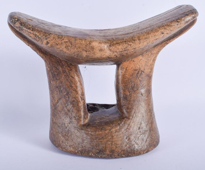 AN EARLY 20TH CENTURY AFRICAN CARVED WOOD HEAD REST