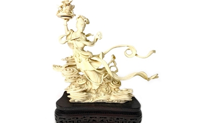 AN EARLY 20TH CENTURY CHINESE IVORY CARVING