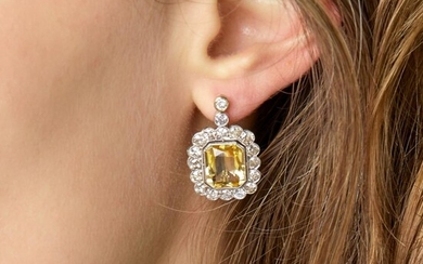 ANNEES 1920 RAVISSANTS PENDANTS D'OREILLES CITRINE A citrine, diamond and 18K white gold pair of ear pendant, circa 1920. Gross weig...