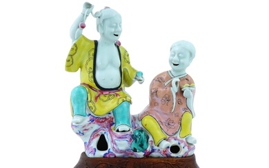 ANTIQUE CHINESE FAMILLE ROSE PORCELAIN FIGURAL GROUP(with St...