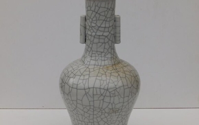 An old Chinese crackle glaze vase in Song Dynasty...