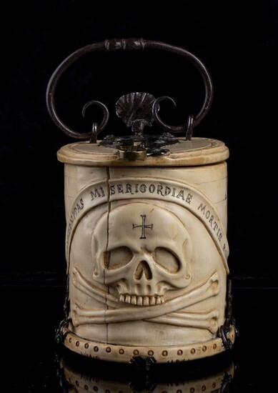 Apôtre italien "Memento Mori" avec tête de mort - 18ème sièclede forme cylindrique avec couvercle,...