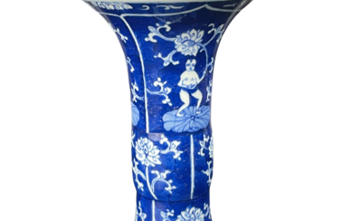 青花花觚瓶 BLUE AND WHITE BEAKER VASE