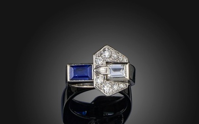 Bague Art déco en saphir et diamant, années 1930, conçue comme une boucle stylisée, sertie...