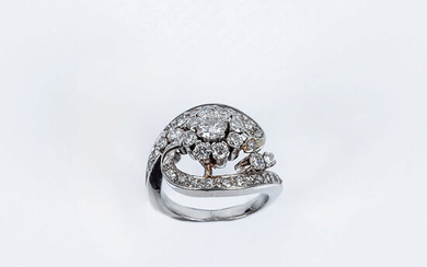 Beautiful vintage ring in platinum with a rosette center...