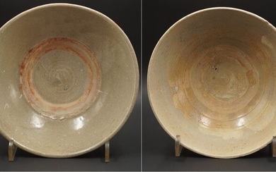 Bowl (2) - Celadon - Pottery, Terracotta - China - Song / Yuan Dynasty - 13th / 14th century