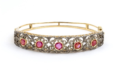 Bracciale a cerchio rigido in oro ed argento, con rubini e diamanti Inizio XX secolo