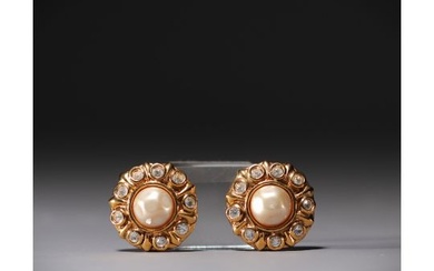 CHANEL - Pair of gold-tone earrings, rhinestones and mother-of-pearl cabochon.