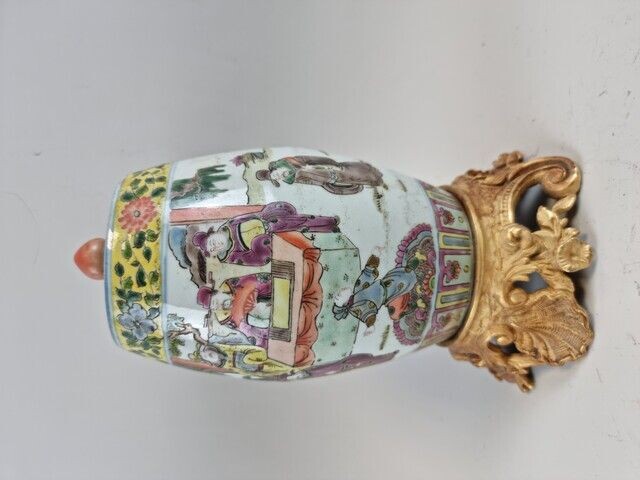 CHINE, XIXème. Vase couvert en porcelaine à décor tournant de personnages, monture bronze ajouré à...
