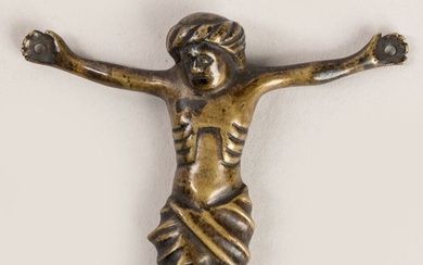 CHRIST en bronze, pieds superposés. Style XVème siècle. H. 9 cm.