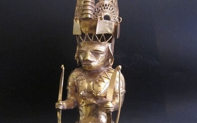 COLOMBIE. Statuette de shaman aux deux sceptres décorés de perroquets. Alliage de type Tumbaga. H....