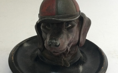 Calamaio a forma di testa di cane con berretto da fantino in metallo dipinto, su base tonda in legno ebanizzato...