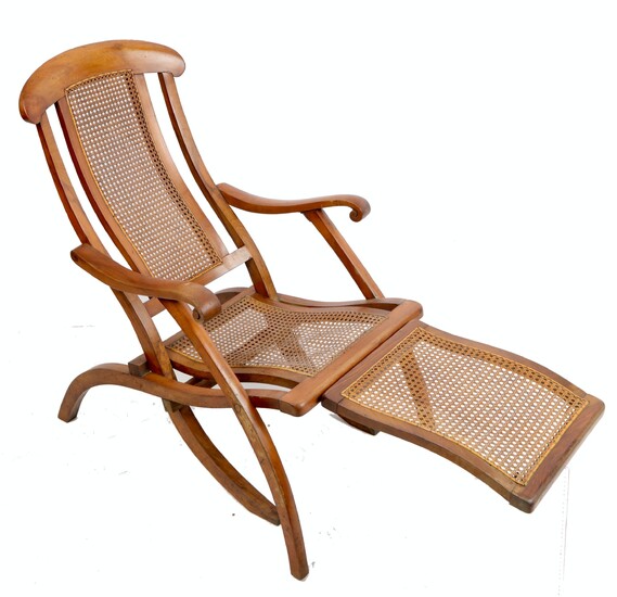 Chaise longue coloniale, assise cannée (manques). Lg :120