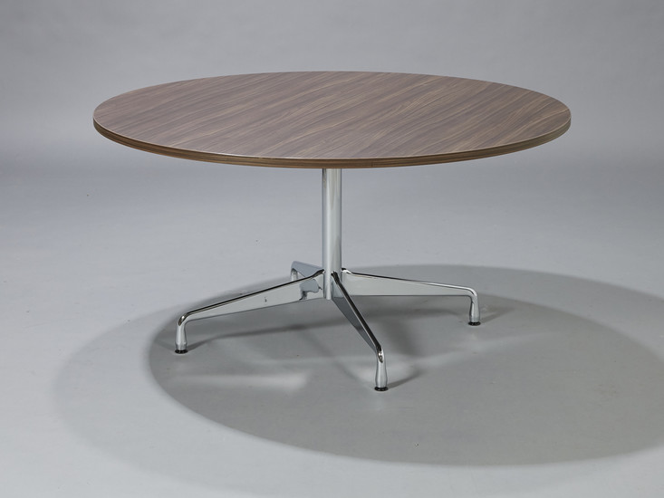 Charles Eames. Round dining table/'Segmented Table' in walnut