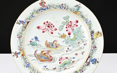 Chine XVIIIe, époque Qianlong (1736-1795) Important plat en porcelaine et émaux de la famille rose...