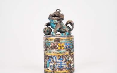 Chine, XXe siècle, Petit sceau formant boîte à opium en argent émaillé bleu, jaune et...