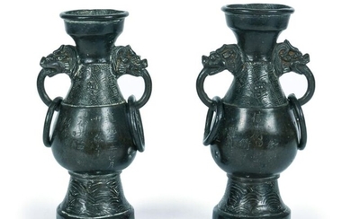 Chine, époque Ming (1368-1644) Paire de vases...