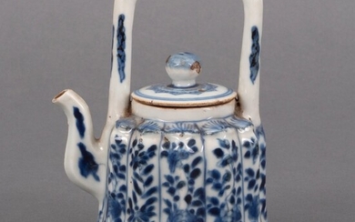Chinees porseleinen wijnkannetje met opstaand hengsel, 18e eeuw -dekseltje...