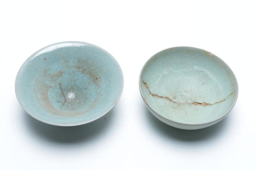 Chinese Crackle Glazed Bowl (Dia15.5cm) together with another (Dia 14cm, crack to centre)