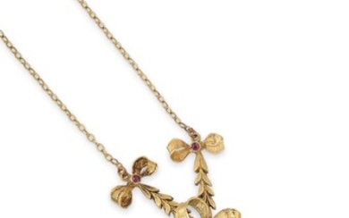 Collier pendentif en or jaune, orné d’une couronne de feuillage et de nœuds soulignés de...