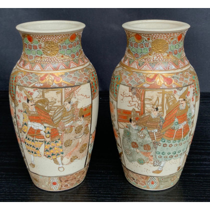Coppia di piccoli vasi in ceramica Sastsuma decorati a riserve con figure. Giappone, sec. XIX (h. 17,6)