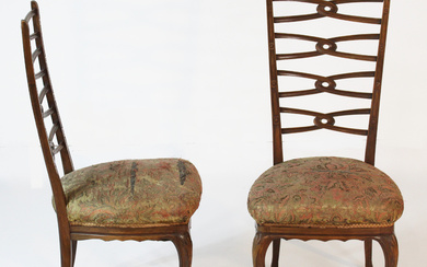 Coppia di sedie in legno con schienali a giorno intagliati a guisa di lacci intrecciati. Italia, anni '40/'50. (difetti)