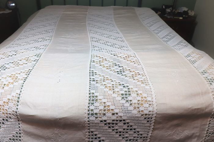 Crochet bed quilt, and stripes in 100% pure linen (tow) from a private collection in Portugal