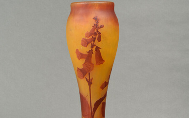 DAUM Nancy – Important vase en verre doublé à décor dégagé à l’acide de fleurs…