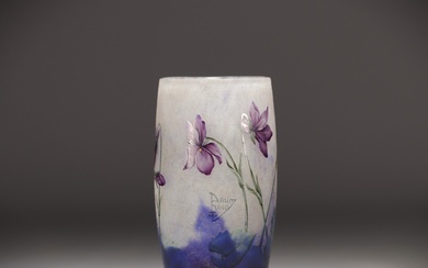 DAUM Nancy - Petit vase en verre multicouche émaillé à décor de violettes. Signé Daum...