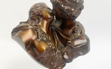 D'après Jean-Antoine HOUDON (1741-1828) Le Baiser Epreuve en bronze à patine nuancée. Cachet de fondeur...