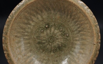 Dish - Celadon - Terracotta - Flowers - A Thai Sawankhalok celadon-glazed bowl - Thailand - 14th / 15th Century