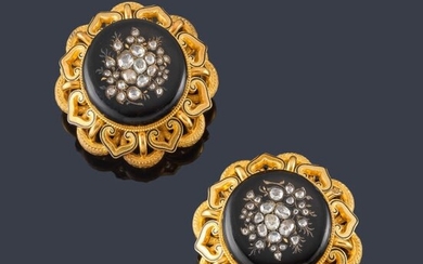 Dos broches circulares con diamantes talla rosa, ónix, esmalte en montura de oro amarillo de 18K. S. XIX.