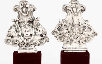 Due finali di croce in argento sbalzato con cherubini. Argenteria barocca italiana del XVIII secolo (Napoli?) Bolli consunti di difficile lettura