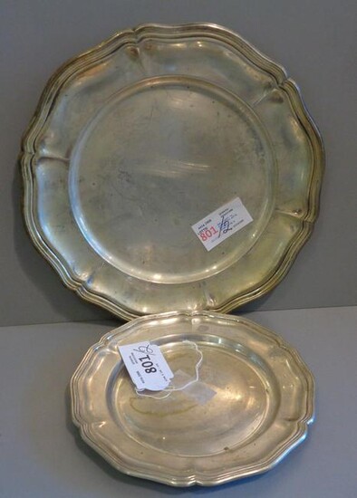 Due piatti in argento in stile