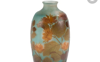 ÉTABLISSEMENTS GALLÉ (1904-1936) Rosier en fleurs Vase ovoïde à petit col évasé. Épreuve en verre...