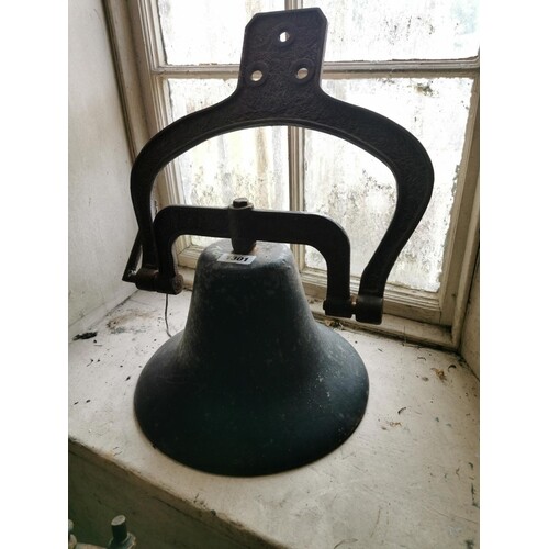 Early 20th C. cast iron yard bell {60 cm H x 48 cm W x 35 cm...