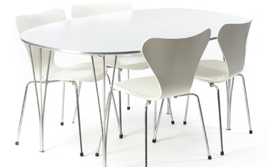 Edition Fritz Hansen, Table Super-Elliptical par Arne Jacobsen, Piet Hein et Bruno Mathsson & Suite de quatre chaises Série 7 par Arne