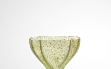 Émile GALLÉ 1846-1904Vase calice - circa 1890-1900En verre de coloration verte à salissures intercalaires dorées....