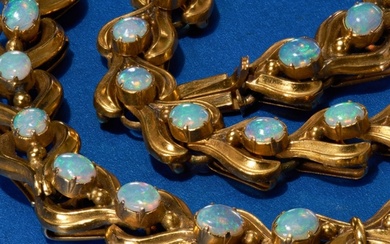 FINE AND RARE VICTORIAN OPAL NECKLACE, High carat gold. The ...