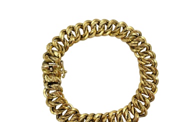 FRANCE - XXe siècle Bracelet en or 750/1000e creux à mailles américaines, fermoir avec sécurité...