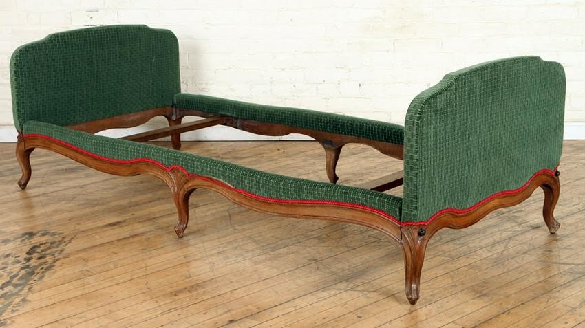 FRENCH LOUIS XV STYLE DAY BED SIX LEGS C.1920
