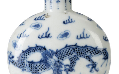 Flacon à priser en porcelaine, Chine, XIX-XXe s., décor en bleu de dragons dans les nuées, marque Qianlong sous la base, h. 9,5 cm