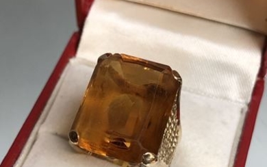 Gold and citrine ring. P. 13.1 g.