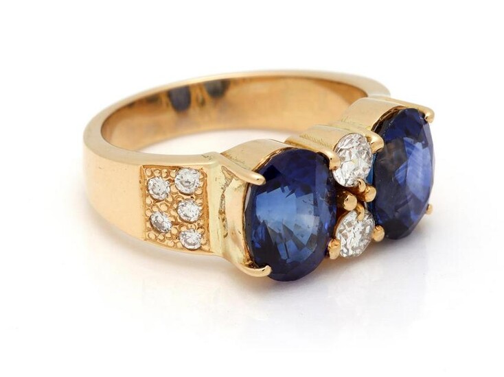 Gold fantasy ring, 18 krt., Set with 2 x oval sapphires